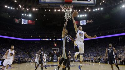 Golden State Warriors’ Stephen Curry (30) drives to the basket as Memphis Grizzlies’ Matt Barnes (22) defends during the first half of an NBA basketball game Wednesday, April 13, 2016, in Oakland, California. (AP Photo/Marcio Jose Sanchez)