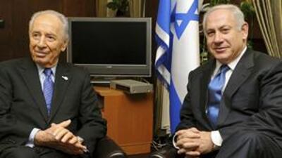 President Shimon Peres, left, meets Benjamin Netanyahu in Jerusalem ahead of asking the Likud party leader to form a government.