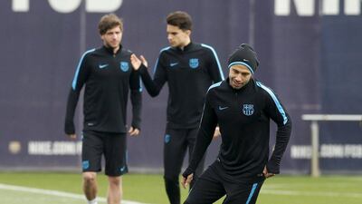 Barcelona’s Javier Mascherano plays with a ball during a training session. REUTERS/Albert Gea