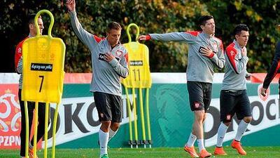 Polish national soccer team players Arkadiusz Milik, left, Thiago Cionek, Robert Lewandowski and Waldemar Sobota warm up during their team's training session in Warsaw, Poland, on October 7, 2014. Poland will face Germany on Saturday in their upcoming Euro 2016 qualifying soccer matche. EPA/Bartlomiej Zborowski