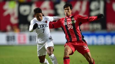 Japan's Kashima Antlers midfielder Lucas Fernandes Caio (L) vies for the ball with South Korea's FC Seoul forward Jung Jo-Gook(R) during their AFC Champions League Group Stage football match in Seoul on March 4, 2015. AFP PHOTO / JUNG YEON-JE / AFP PHOTO / JUNG YEON-JE