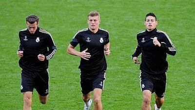 Real Madrid's Gareth Bale, left, Toni Kroos, centre, and James Rodriguez attend a training session ahead of their UEFA Super Cup soccer match against Sevilla at Cardiff City Stadium, Wales, August 11, 2014. REUTERS/Rebecca Naden