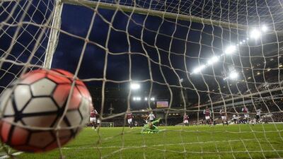Marcus Rashford scores the first goal for Manchester United. Reuters / Toby Melville