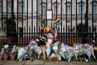 A notice was pinned to the railings of Buckingham Palace announcing the queen's death. Getty