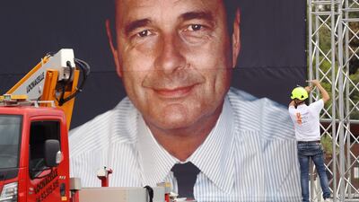 A worker sets up a giant portrait of late former French President Jacques Chirac on the french riviera city of Nice, on September 27, 2019 one day after the announcement of Chirac's death at the age of 86. AFP / VALERY HACHE