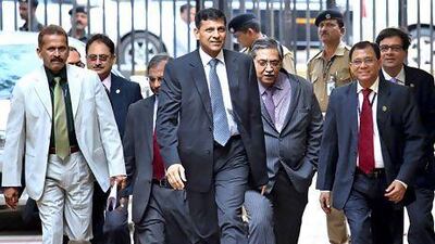 The newly appointed governor of the Reserve Bank of India, Raghuram Rajan, centre, arrives at the RBI head office in Mumbai yesterday. Divyakant Solanki / EPA