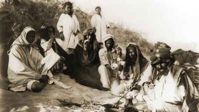 Burchardt’s image of tribesmen pausing for a coffee break in the desert between Al Hofuf in Saudi Arabia and Doha in 1904 .