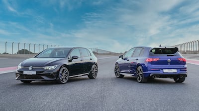 Colour options include Deep Black Pearl-Effect and Lapiz Blue Metallic, seen here, and Pure White.