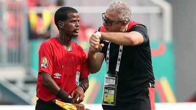 Soccer Football - Africa Cup of Nations - Group F - Tunisia v Mali - Limbe Omnisport Stadium, Limbe, Cameroon - January 12, 2022 Tunisia coach Mondher Kebaier argues with referee Janny Sikazwe after the match REUTERS / Mohamed Abd El Ghany