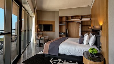 The property has 437 rooms and suites.