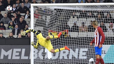 Atletico Madrid’s Fernando Torres (R) watches as Tottenham Hotspur goalkeeper Luke McGee (L) makes a save during the International Champions Cup football match between English Premier League team Tottenham Hotspur and Spanish club Atletico Madrid in Melbourne on July 29, 2016. AFP / Paul Crock