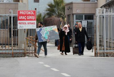 Syrians cross into Turkey through the Cilvegozu border gate, located opposite the Syrian commercial crossing point Bab al-Hawa, in Reyhanli, Hatay province, Turkey, February 28, 2020. REUTERS/Murad Sezer