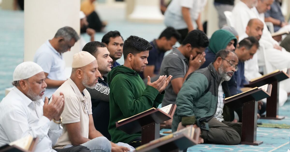 Ramadan 2026: Tausende Gläubige in den VAE nehmen an den ersten Gebeten ...