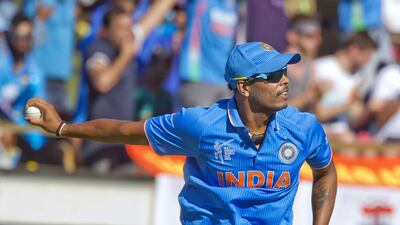 Indian fielder Umesh Yadav takes a catch to dismiss West Indies batsman Lendl Simmons during the 2015 Cricket World Cup Pool B match between the West Indies and India in Perth on March 6, 2015. Tony Ashby / AFP