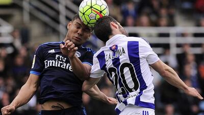 Real Madrid’s Brazilian midfielder Casemiro (L) vies with Real Sociedad’s defender Joseba Zaldua during the La Liga match between Real Sociedad and Real Real Madrid CF at the Anoeta stadium in San Sebastian on April 30, 2016. AFP / ANDER GILLENEA