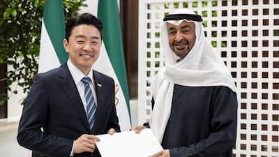 President Sheikh Mohamed with South Korean special envoy Kang Hoon-sik. Wam