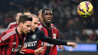 Inter Milan's Rodrigo Sebastian Palacio, centre, vies for the ball with AC Milan defenders Mattia De Sciglio, left, and Cristian Zapata during their Serie A soccer match at the Giuseppe Meazza stadium in Milan, Italy, 23 November 2014. EPA/DANIEL DAL ZENNARO