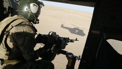 A French gunner sits in a Puma helicopter flying near Tessalit in 2013. AFP.