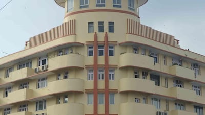Soona Mahal features vertical bands and curvilinear balconies. Courtesy Art Deco Mumbai