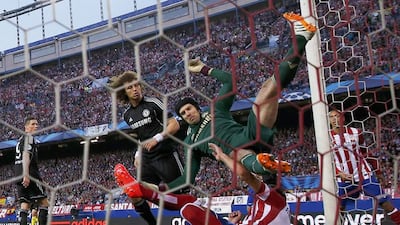 Chelsea’s goalkeeper Petr Cech, centre, collides with Atletico Madrid’s Raul Garcia at the Vicente Calderon stadium in Madrid. Sergio Perez / Reuters