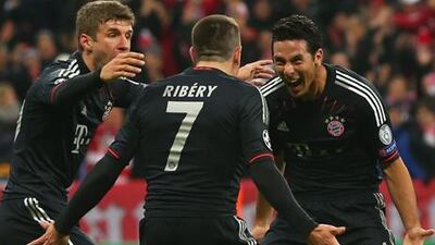 Bayern Munich's Claudio Pizarro (r) celebrates with Thomas Mueller and Franck Ribery.