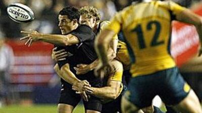 Dan Carter had two tries, six penalty goals in a 22-point haul for New Zealand.