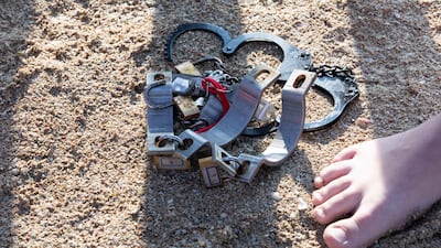 Guinness World Records rules stated that his handcuffs had to have a maximum 20cm gap between his two hands