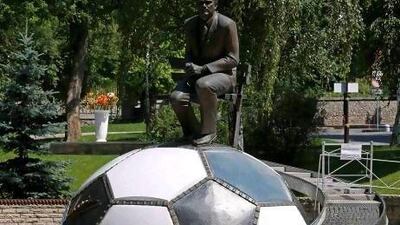 Valeriy Lobanovsky, whose statue in Kiev, above, is a reminder of his studious nature, was hugely successful as the manager of Dynamo Kiev and Spain. Eddie Keogh / Reuters