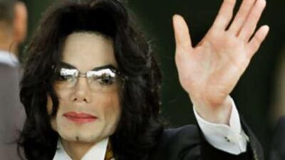 Michael Jackson waves as he arrives at the Santa Barbara County courthouse on June 3 2005, in Santa Maria, California.