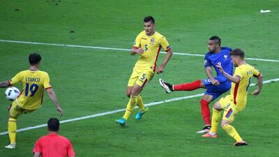 Dimitri Payet of France (2R) scores the 2-1 goal during the Uefa Euro 2016 group A preliminary round match between France and Romania at Stade de France in Saint-Denis, France, 10 June 2016. Srdjan Suki / EPA