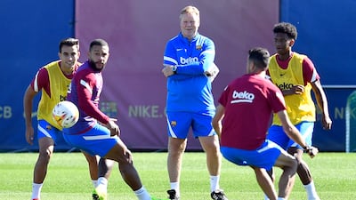 Barcelona's Dutch coach Ronald Koeman (C) heads a training session at the Joan Gamper training ground in Sant Joan Despi on September 19, 2021, on the eve of their Spanish League football match against Granada. (Photo by Pau BARRENA / AFP)