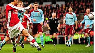 Eduardo volleys home Arsenal's second goal as the Gunners produced a ruthless display to advance to the quarter-finals of the FA Cup.