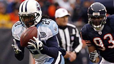 Adewale Ogunleye, right, of the Bears is no match for the Titans' Chris Johnson.