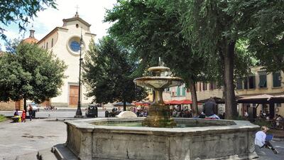 The Piazza di Santo Spirito in Oltrarno is lined with cafes and restaurants, and fills up with food stalls every morning. Photo by Adam Batterbee