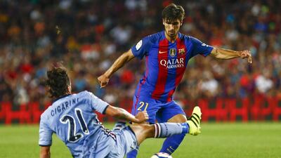 Barcelona’s Portuguese midfielder Andre Gomes (R) fights for the ball with Sampdoria´s midfielder Luca Cigarini (L) during the Joan Gamper Trophy match between FC Barcelona and Sampdoria played at Camp Nou stadium in Barcelona, Catalonia, Spain on 10 August 2016. Quique Garcia / EPA