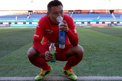 Like this Zibo Sunday player, all footballers have to use an oxygen tank in order to be able to play at Lhasa's stadium. AFP