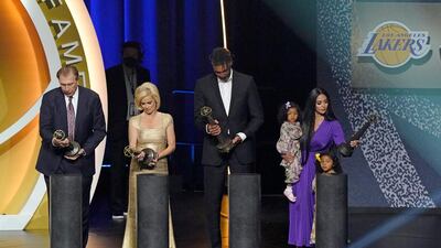 From left, Rudy Tomjanovich, Kim Mulkey, Tim Duncan, and Vanessa Bryant, representing the late Kobe Bryant, look at their Hall of Fame trophies. AP