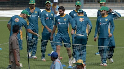 Pakistan's captain Shahid Afridi(C)walks on the pitch with teammates during a training session at The Eden Gardens Cricket Stadium in Kolkata on March 13, 2016, ahead of the World T20 cricket tournament. / AFP / Dibyangshu SARKAR