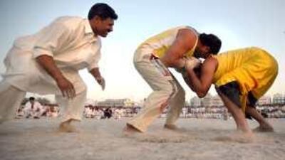 Bouts of pehlwani draws huge crowds to the fish market area of Deira every Friday.