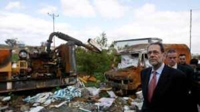 The EU foreign policy chief Javier Solana inspects the damage caused during Israel's 22-day Gaza offensive.