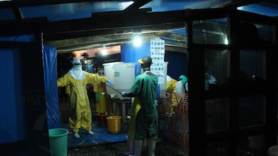 Disinfecting workers in Liberia. Martin Zinggl / MSF