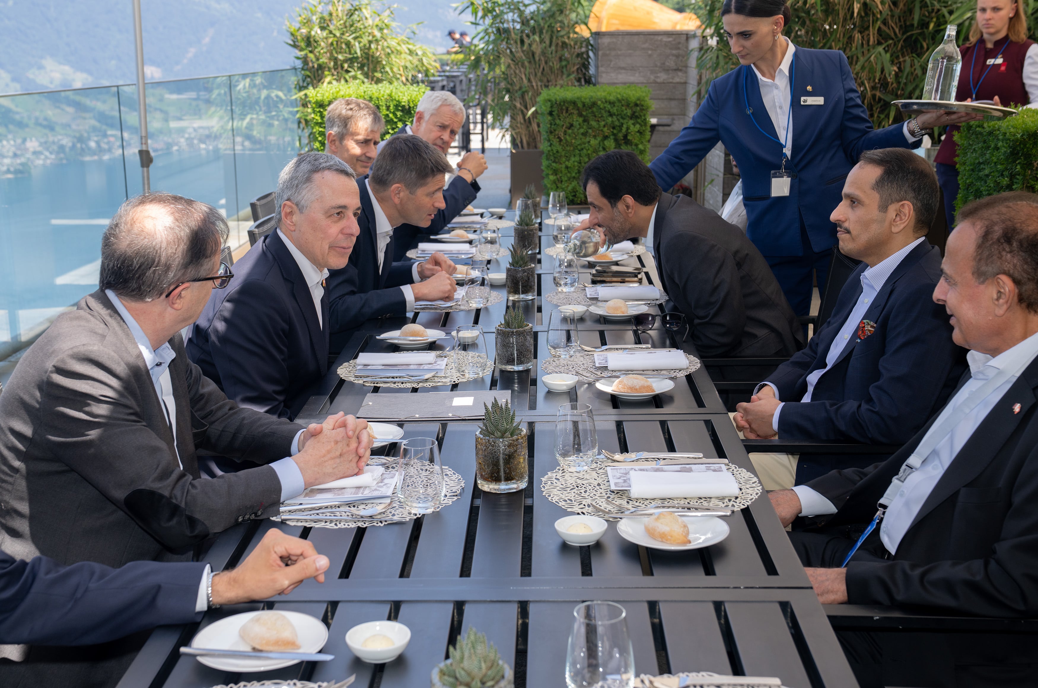 Mr Cassis speaks with Qatari Prime Minister and Minister of Foreign Affairs, Sheikh Mohammed bin Abdulrahman bin Jassim Al Thani. Photo: FDFA