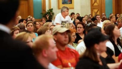 More than 600 new teachers gathered at the InterContinental Hotel in Al Ain yesterday to raise their grievances.