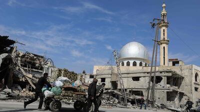 Syrian flee with their belongings from Douma. Abdullah Hammam / AFP Photo