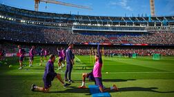 Barcelona players attend a public training session of the team at the remodeled Camp Nou stadium on November 7, 2025. EPA / Alberto Estevez