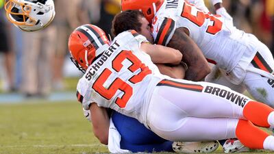 Los Angeles Chargers tight end Hunter Henry loses his helmet as Cleveland Browns outside linebacker Christian Kirksey hits him during the third quarter at StubHub Center. Jake Roth / USA TODAY Sports