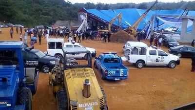 Rescue workers at the scene of a church roof collapse at Reigners Bible Church in Uyo, Nigeria on December 11, 2016. According to hospital officials, at least 160 people were killed and dozens injured when the roof of a church nearing completion collapsed during the ordination service for a bishop. EPA