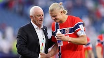 Erling Haaland talks with Iraq boss Graham Arnold after the final whistle in Foxborough. AFP