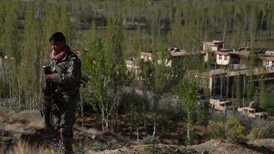 A member of the Afghan security forces keeps watch near the government compound in Khwaja Omari district of Ghazni province after an attack by Taliban militants on April 12, 2018. Zakeria Hahimi / AFP