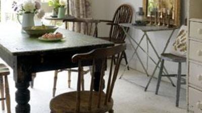 Place old, elegant furniture and pretty vases in a contemporary setting to soften the look and to give your room the old-new feel.